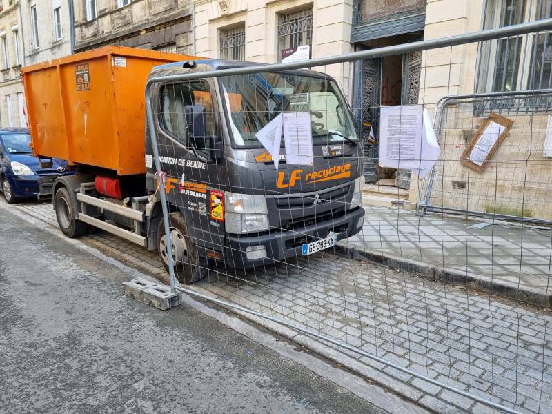 Location de benne avec chargement immédiat dans le centre ville de Bordeaux en Gironde